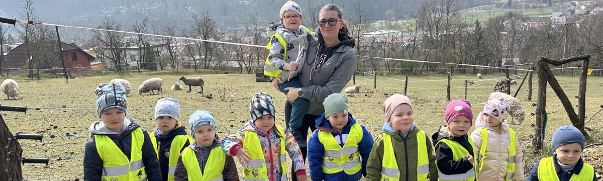 Děti Rarášků na louce u školky